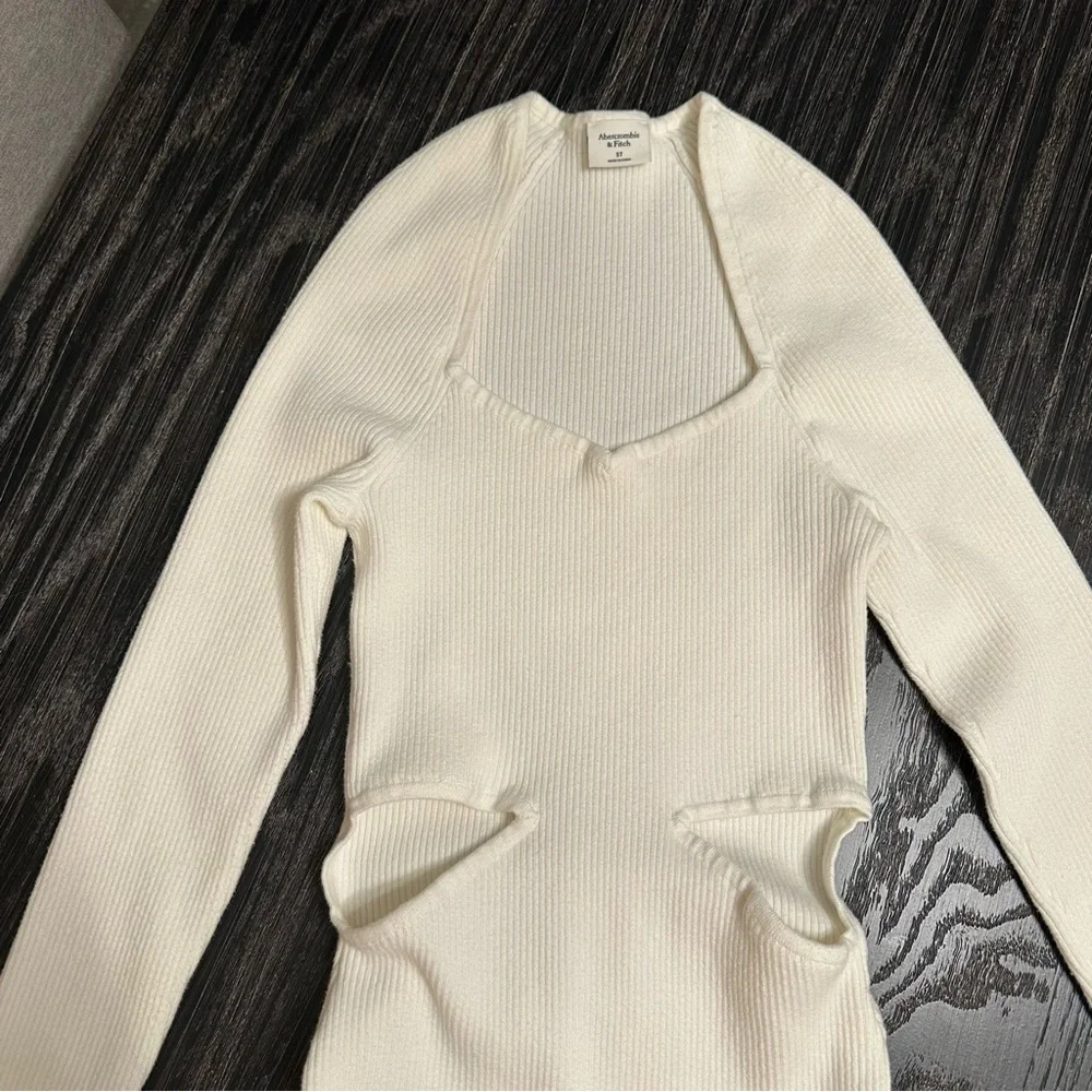 Abercrombie & Fitch Long Sleeve Cutout Maxi Sweater Dress in Cream, Small Tall - Picture 5 of 10